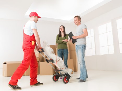 Packing and lifting support for a flat move in Canary Wharf
